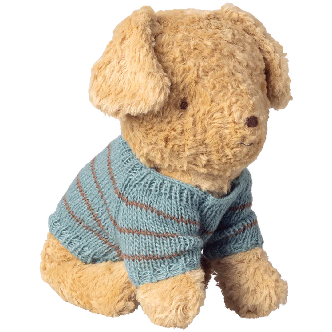 Maileg gebreide hondentrui in dusty blue met bruine strepen gedragen door een pluche hond.
