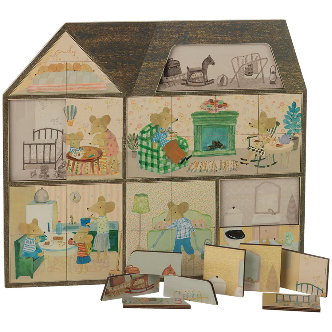 Maileg houten puzzel van een muizenhuis met verschillende kamers en muizenfiguren, deels in elkaar gezet.