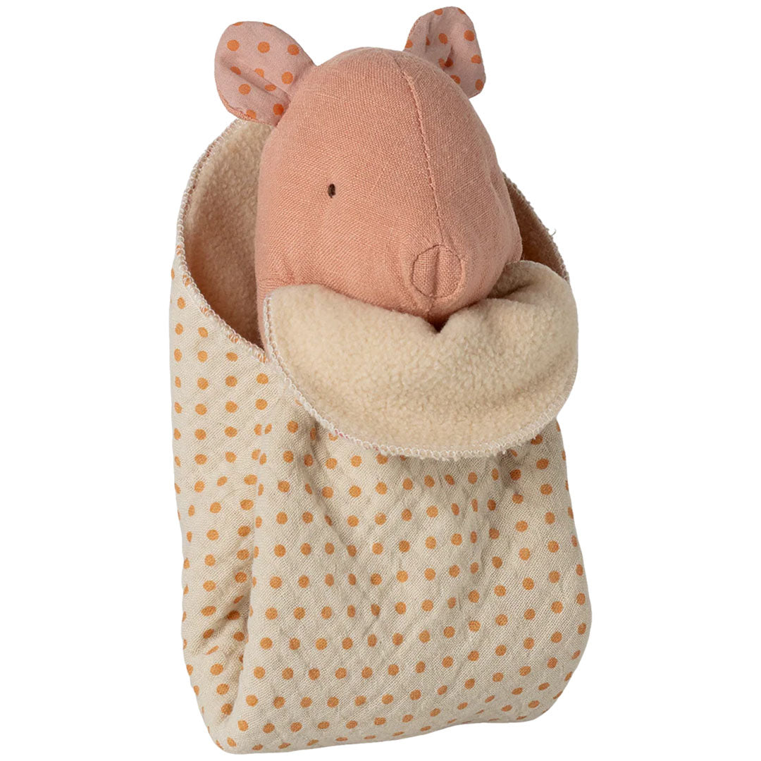 Maileg knuffeldoek biggetje, een roze pluchen biggetje ingewikkeld in een beige doek met oranje stippen.