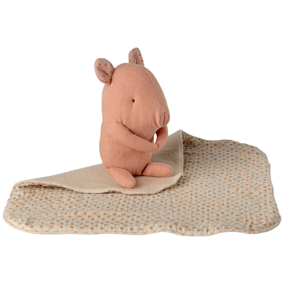 Maileg knuffeldoek biggetje, een roze pluchen biggetje zittend op een uitgevouwen beige doek met oranje stippen.