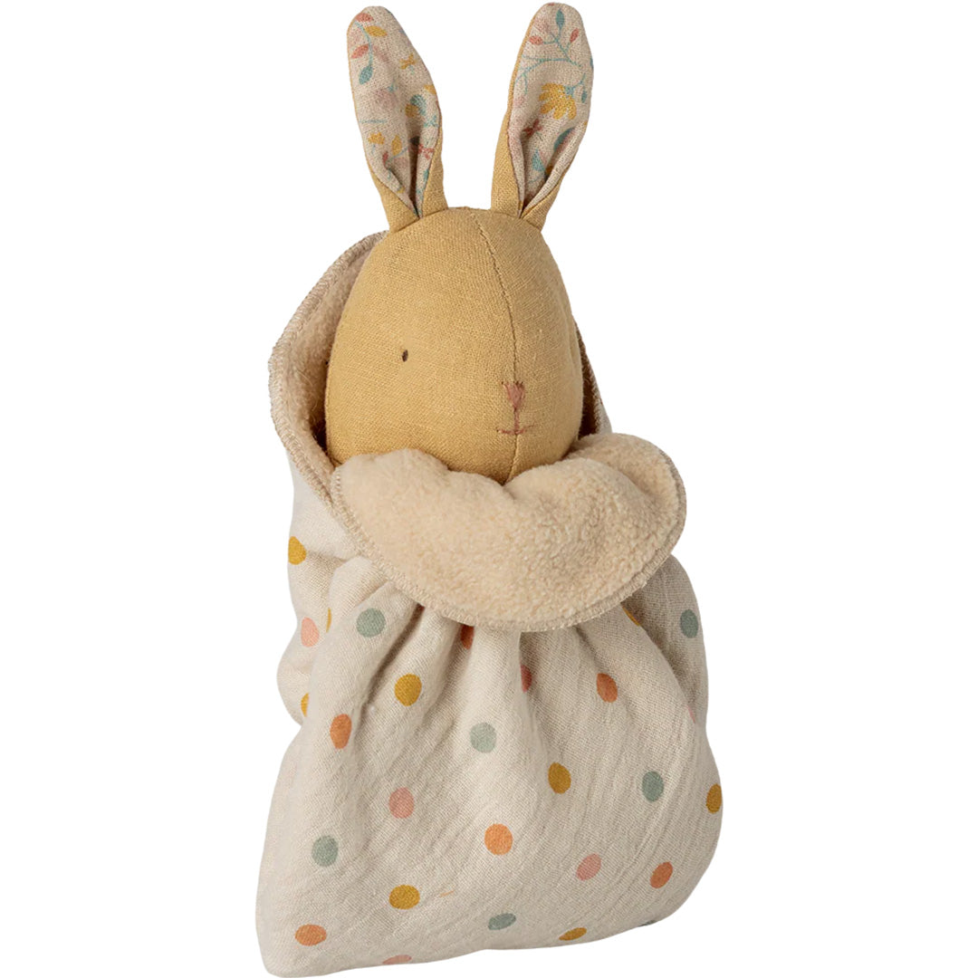 Maileg knuffeldoek konijn, crèmekleurig, gewikkeld in een stippendeken.