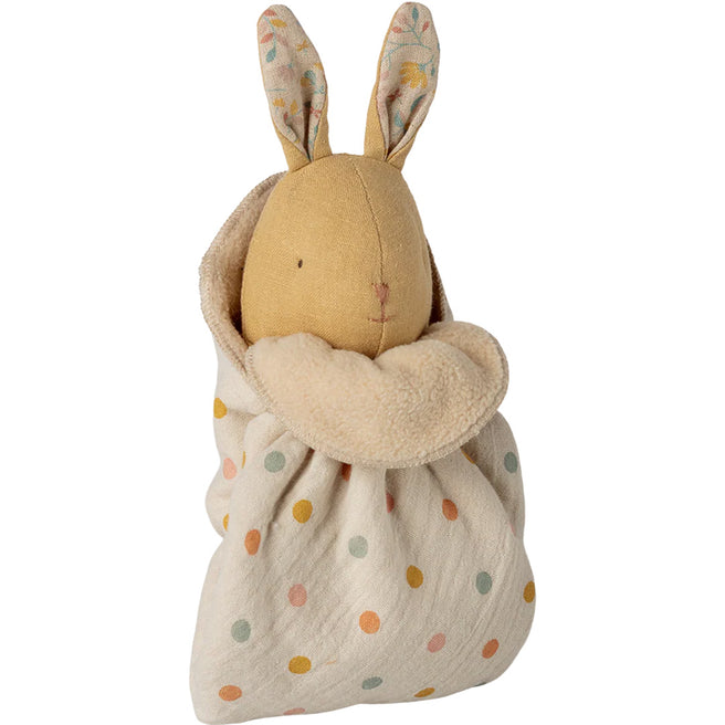 Maileg knuffeldoek konijn, crèmekleurig, gewikkeld in een stippendeken.
