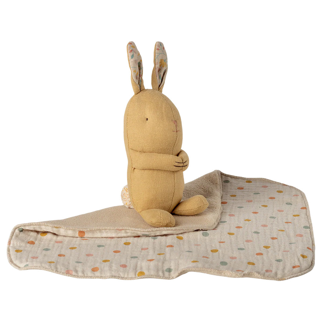 Maileg knuffeldoek konijn zit op een uitgevouwen stippendeken.