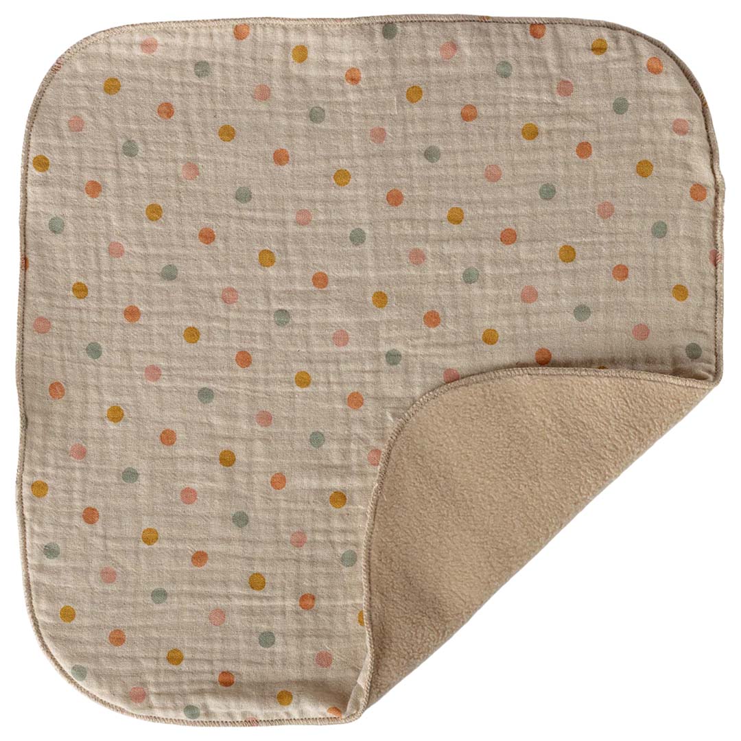 De Maileg stippendeken van de knuffeldoek, met een effen achterkant, van bovenaf gezien.