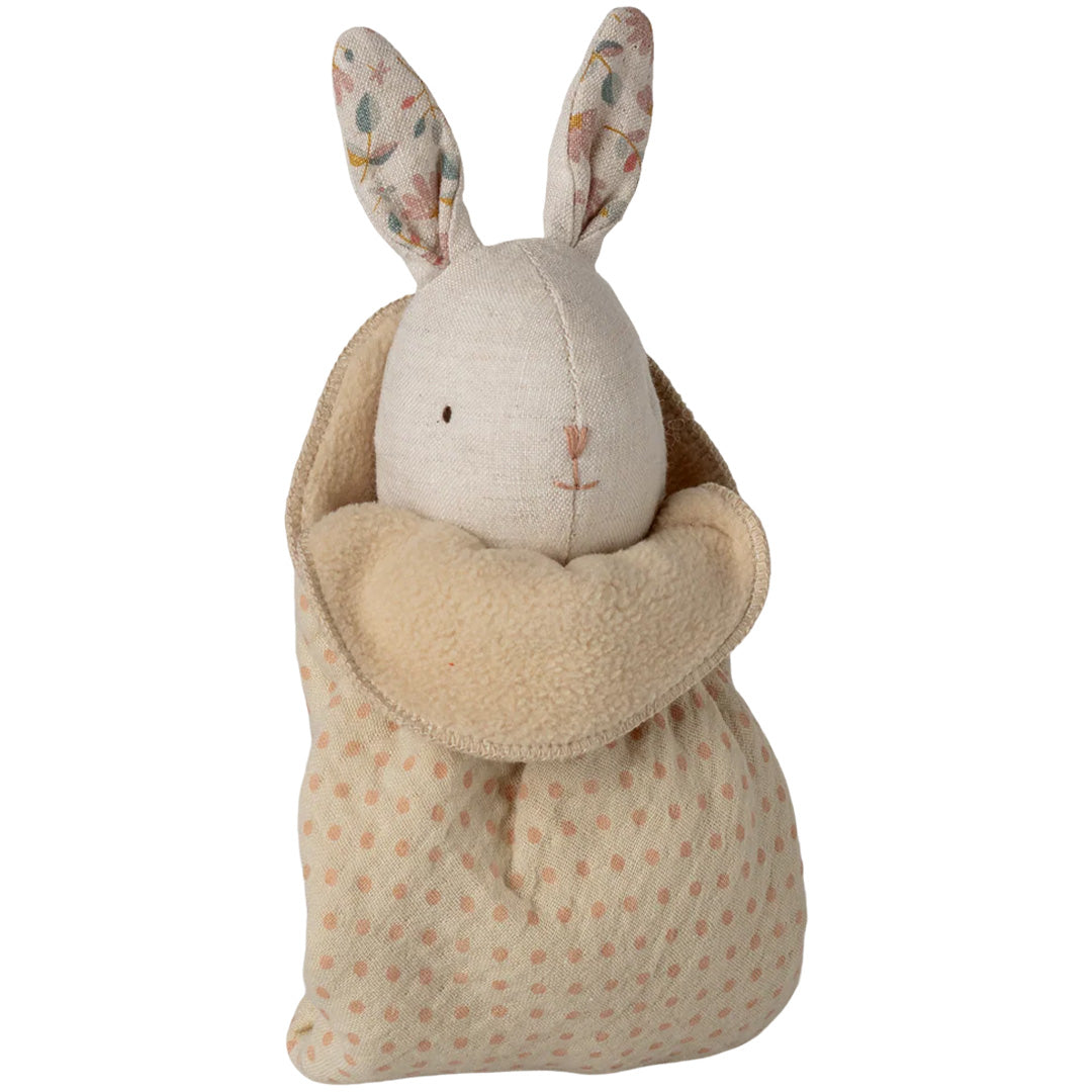 Maileg knuffelkonijn met gebloemde oren in een beige slaapzakje met stippen.