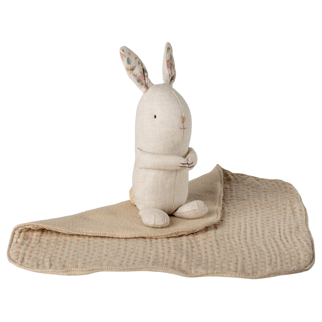 Maileg knuffelkonijn met gebloemde oren zittend op een beige knuffeldoek met wafelpatroon.