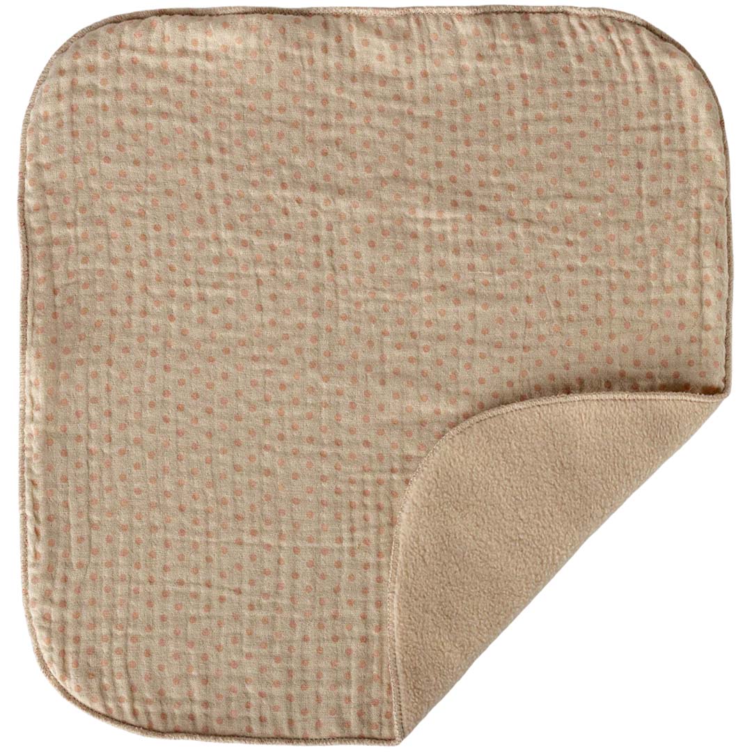 Beige knuffeldoek met roze stippen en een zachte effen achterkant.