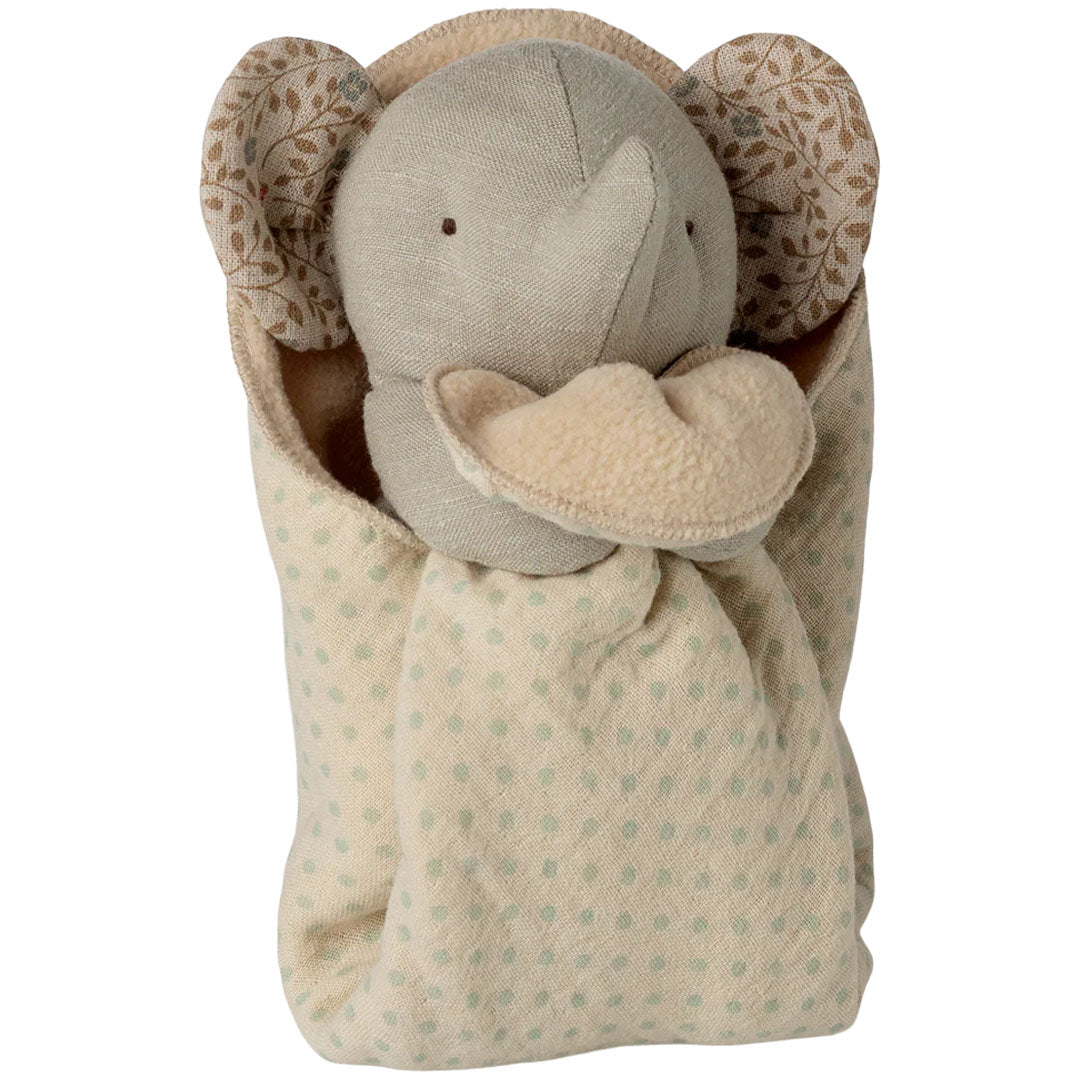 Maileg knuffeldoek olifant, beige met groene stippen, met de olifant erin gevouwen.