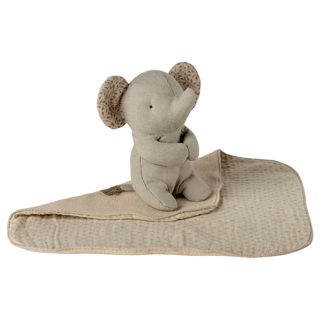 Maileg knuffeldoek olifant, zittend op de uitgevouwen beige deken.