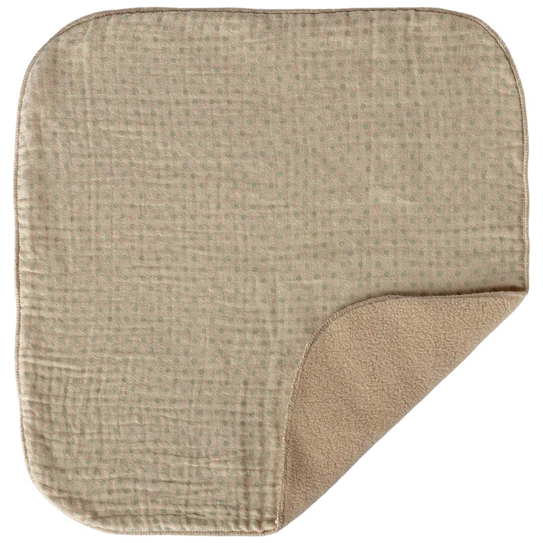 Detail van de Maileg knuffeldoek, beige met groene stippen en een zachte onderkant.