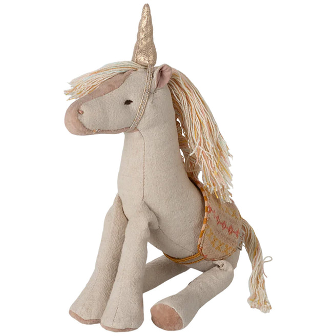 Maileg beige knuffeleenhoorn met gouden hoorn en een zadel met geometrisch patroon.