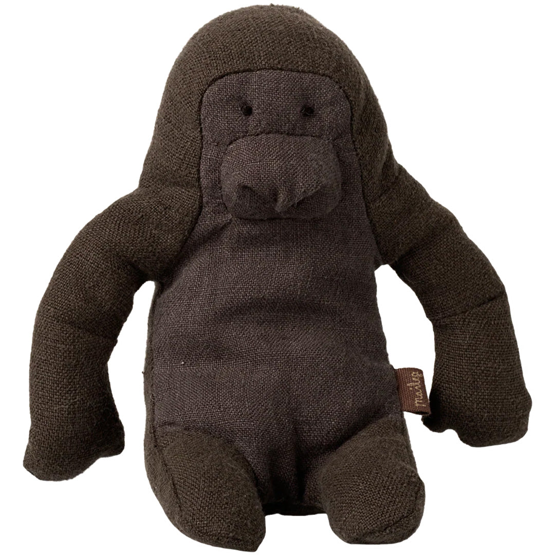 Maileg pluchen knuffelgorilla uit de Safari Friends collectie, zittend.