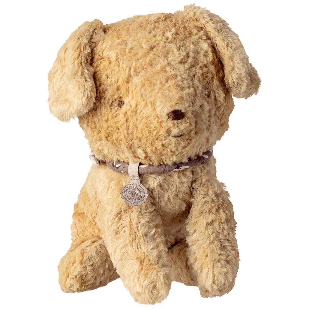 Maileg knuffel puppy in beige met een halsbandje en medaillon.