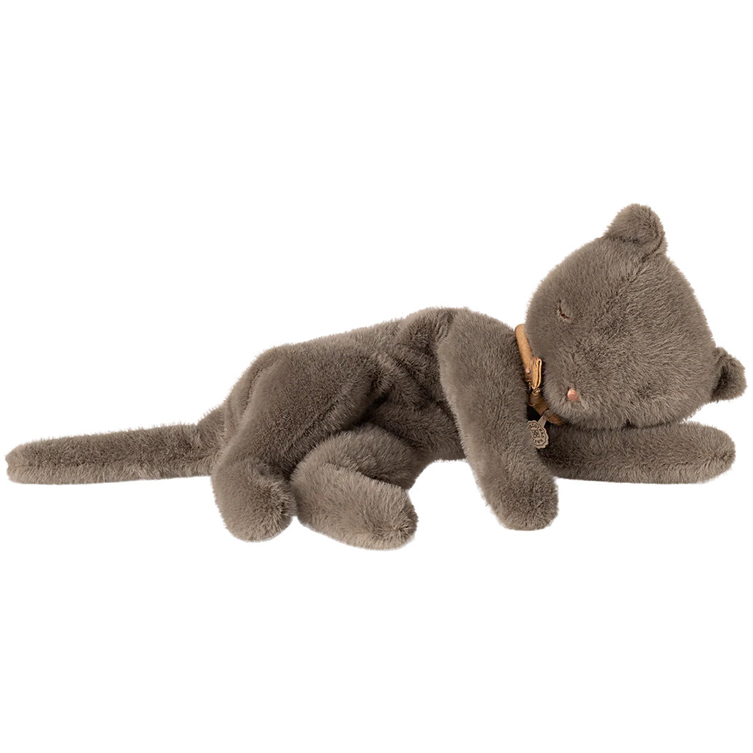 Maileg pluchen knuffelkat in grijs, slapend op zijn zij.