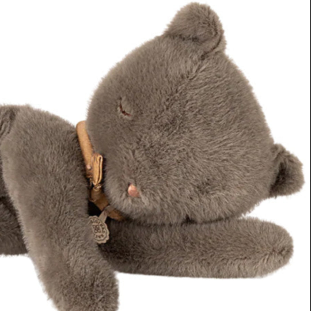 Detailopname van de kop van een grijze Maileg pluchen knuffelkat met een halsbandje.