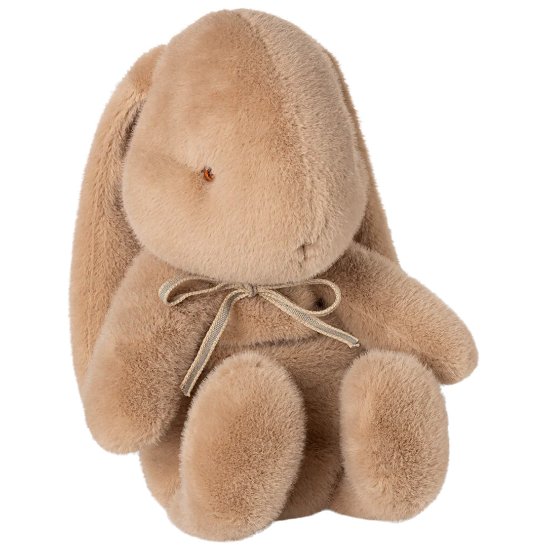 Maileg pluchen knuffelkonijn in beige kleur met een strikje om de nek.