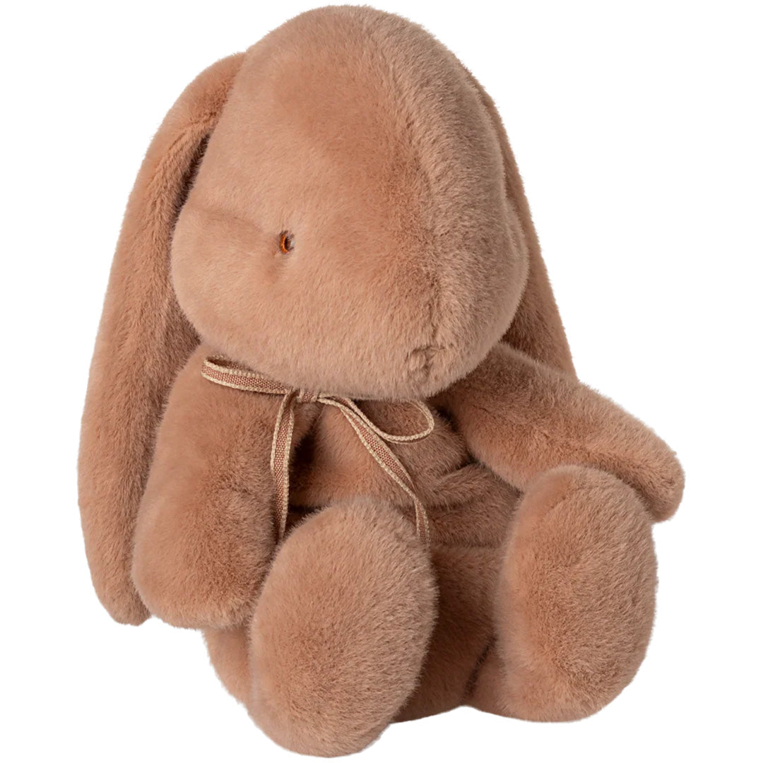 Maileg beige pluchen knuffelkonijn met strikje.