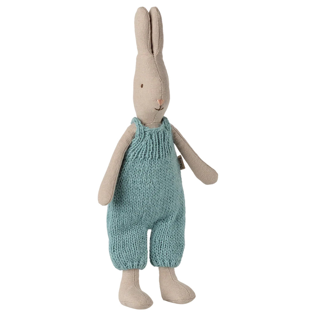 Maileg knuffelkonijn met blauwe gebreide tuinbroek.