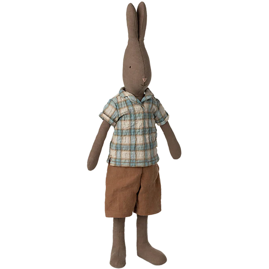 Maileg knuffelkonijn met een geruit shirt en bruine korte broek.