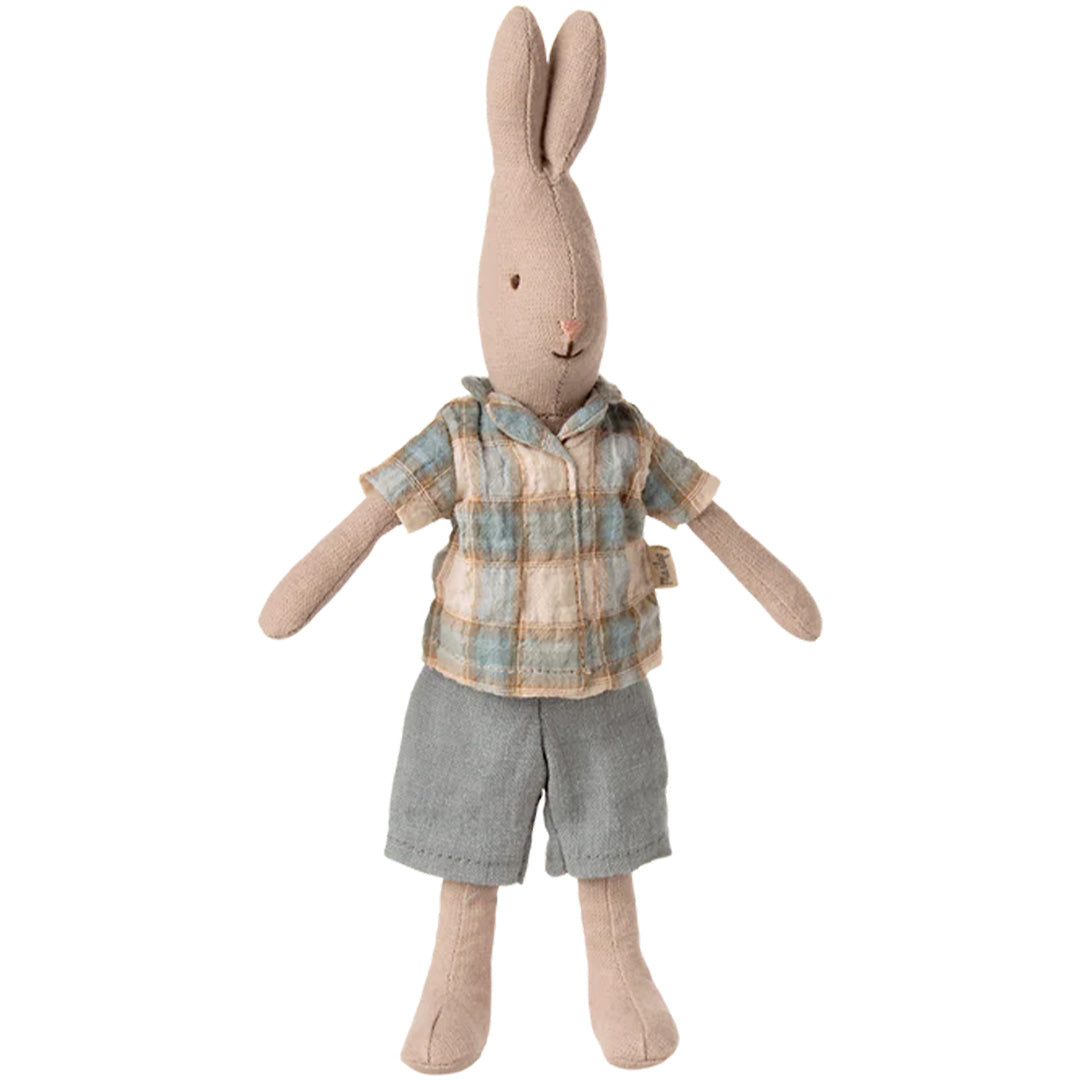 Maileg pluchen knuffelkonijn met geruit shirt en denim broek, staand tegen een witte achtergrond.