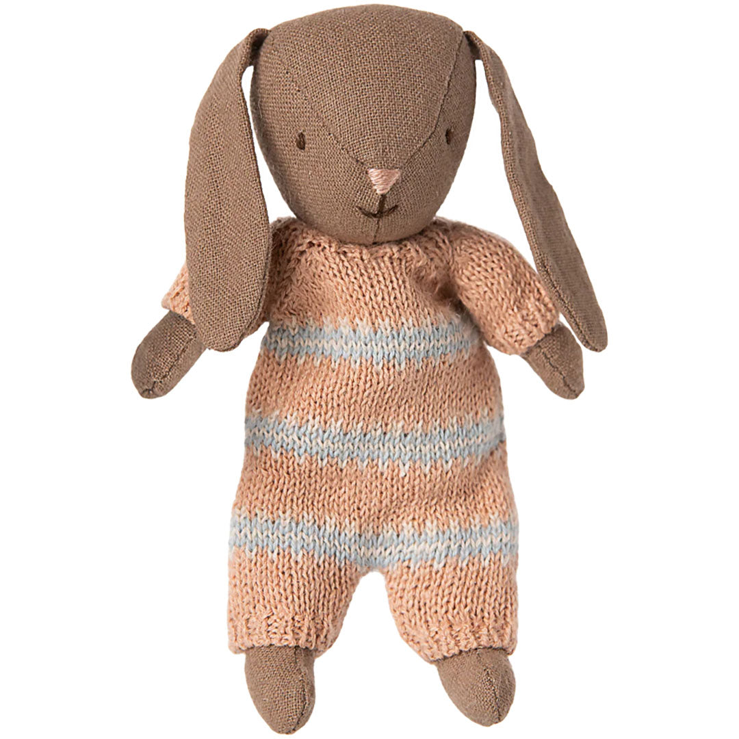Maileg knuffelkonijn in bruin met een gestreept gebreid pakje.