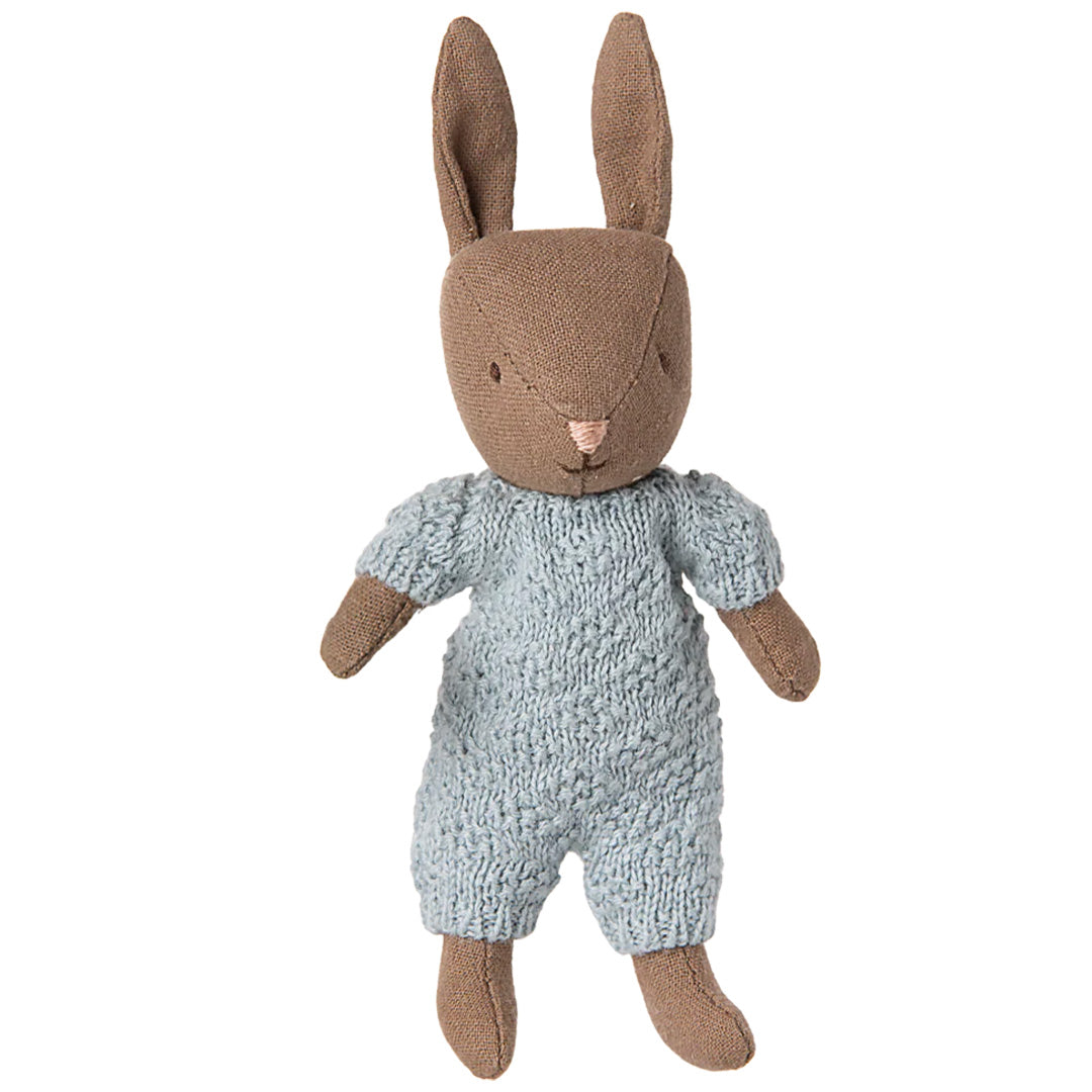 Maileg knuffelkonijn met bruine vacht en een blauw gebreid pakje.