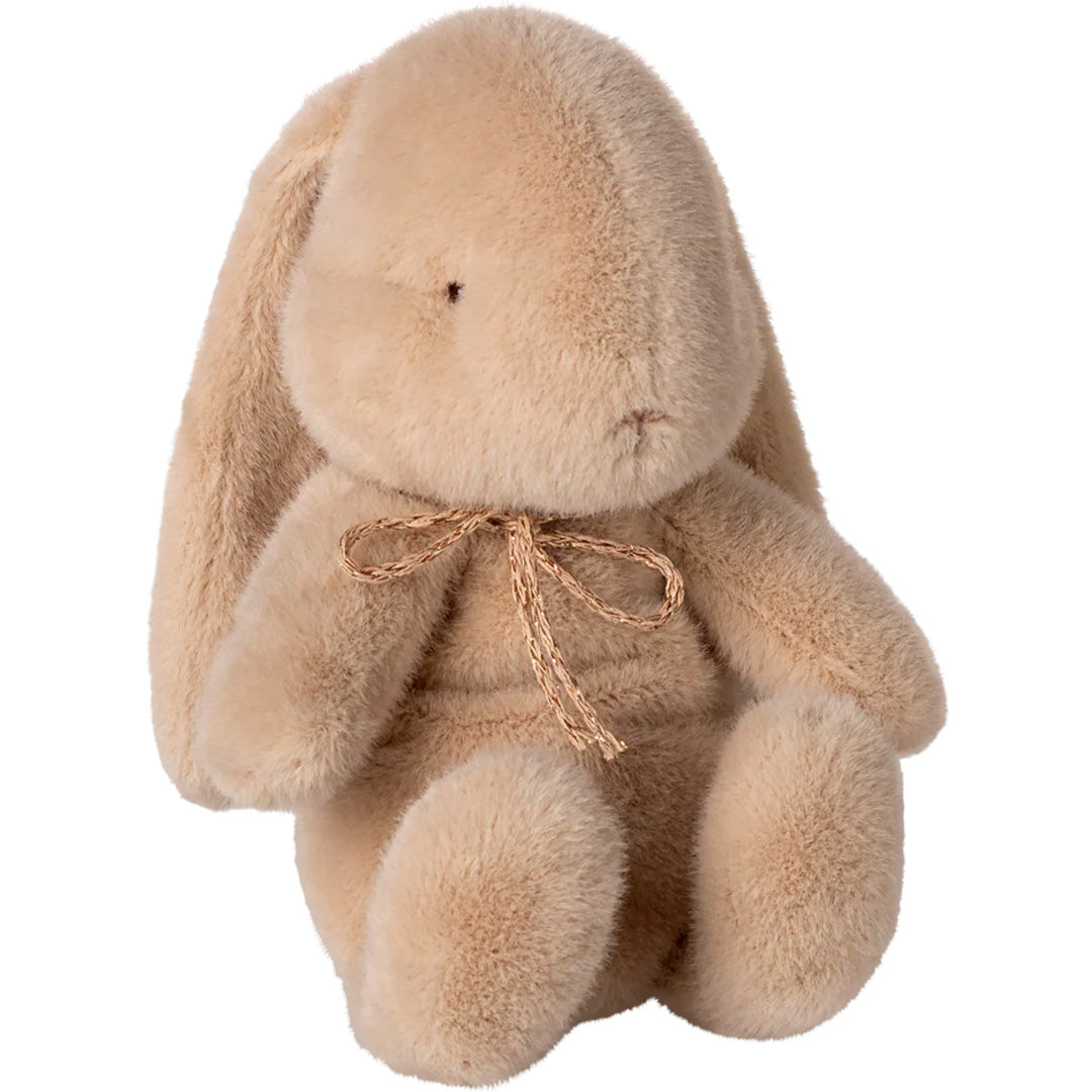 Maileg pluchen knuffelkonijn in beige kleur met een strikje.