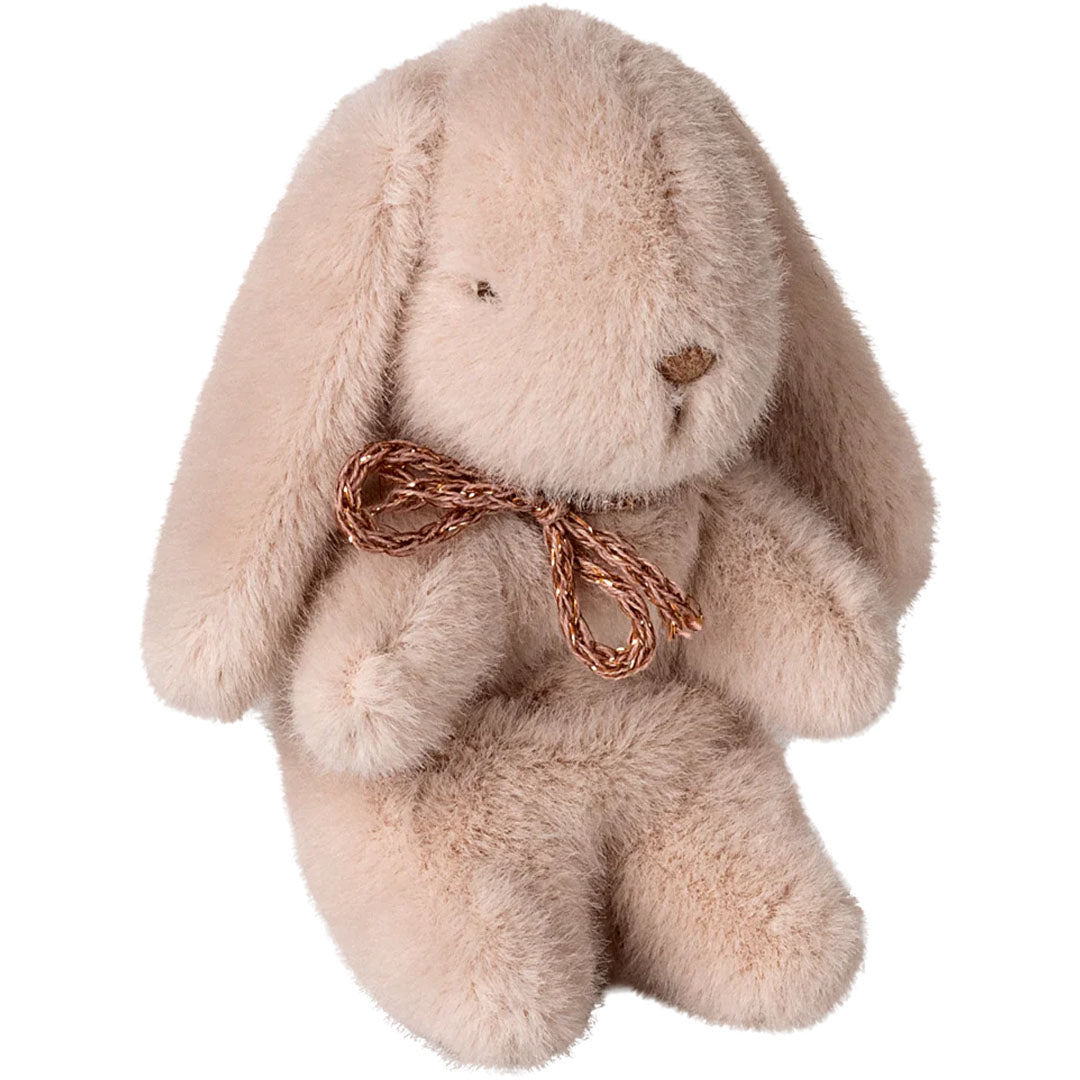 Maileg knuffelkonijn van lichtroze pluche met een strikje, zittend.