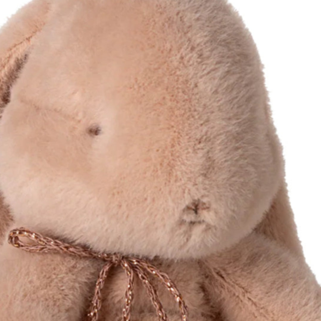 Detailopname van de kop en borst van het Maileg pluchen knuffelkonijn met een strikje.