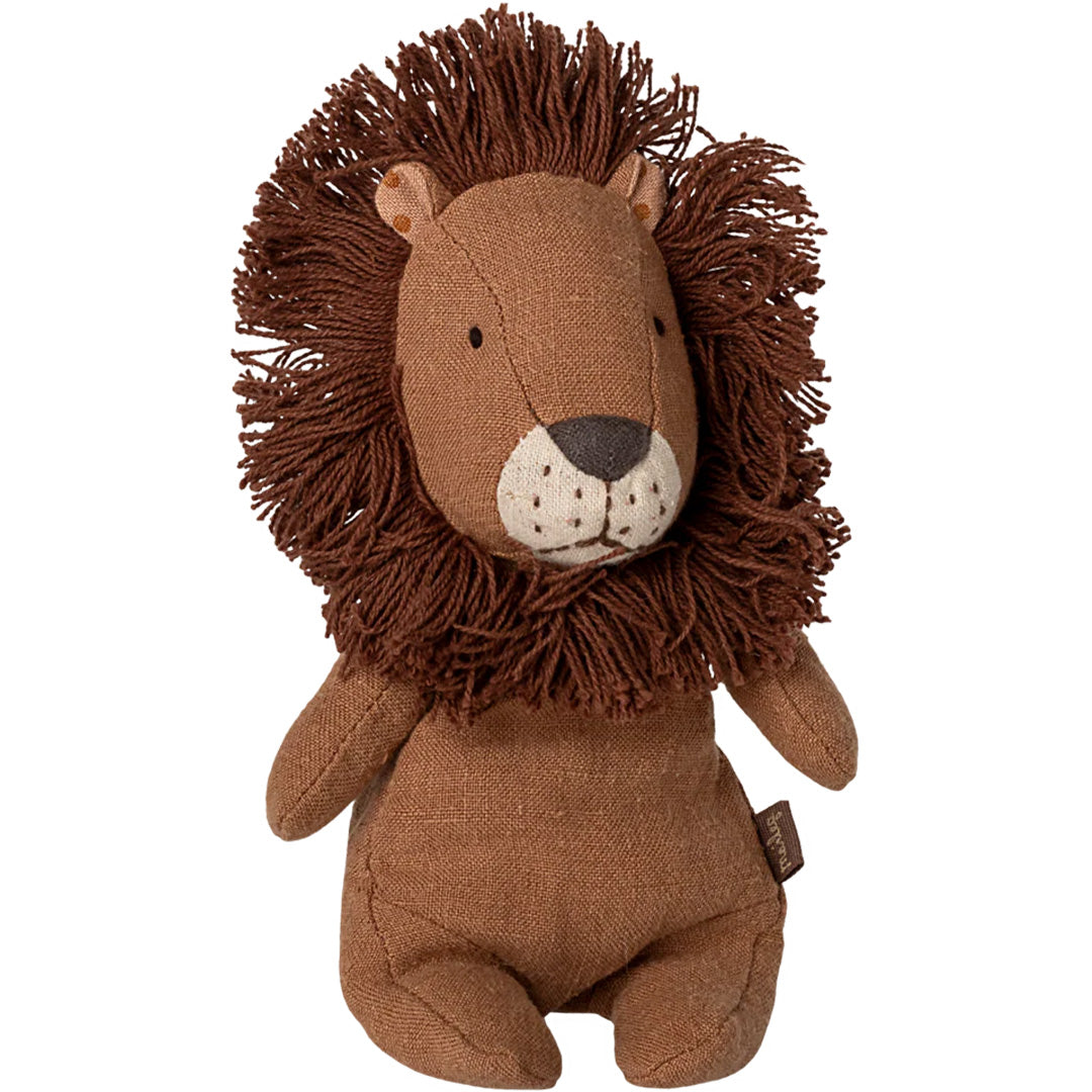 Maileg bruine knuffelleeuw uit de Safari Friends collectie, zittend.