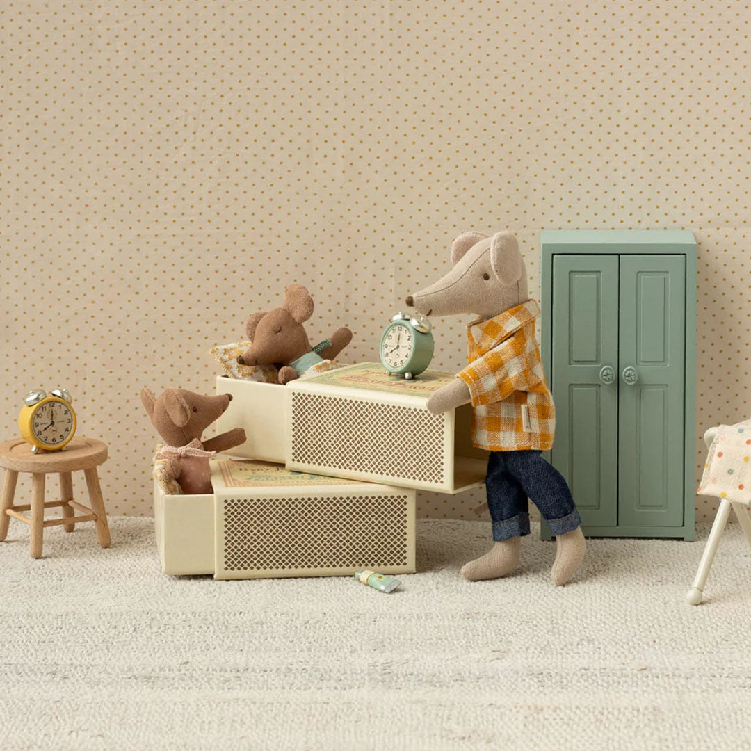 Drie Maileg muizen knuffels spelen met luciferdoosjes en wekkers in een speelse setting.