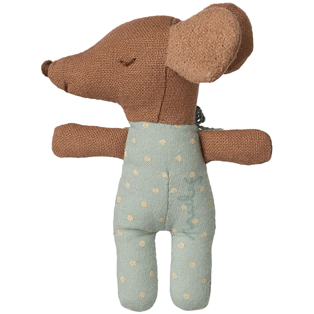 Maileg babymuis knuffel van voren, gekleed in een lichtblauwe romper met gele stippen.