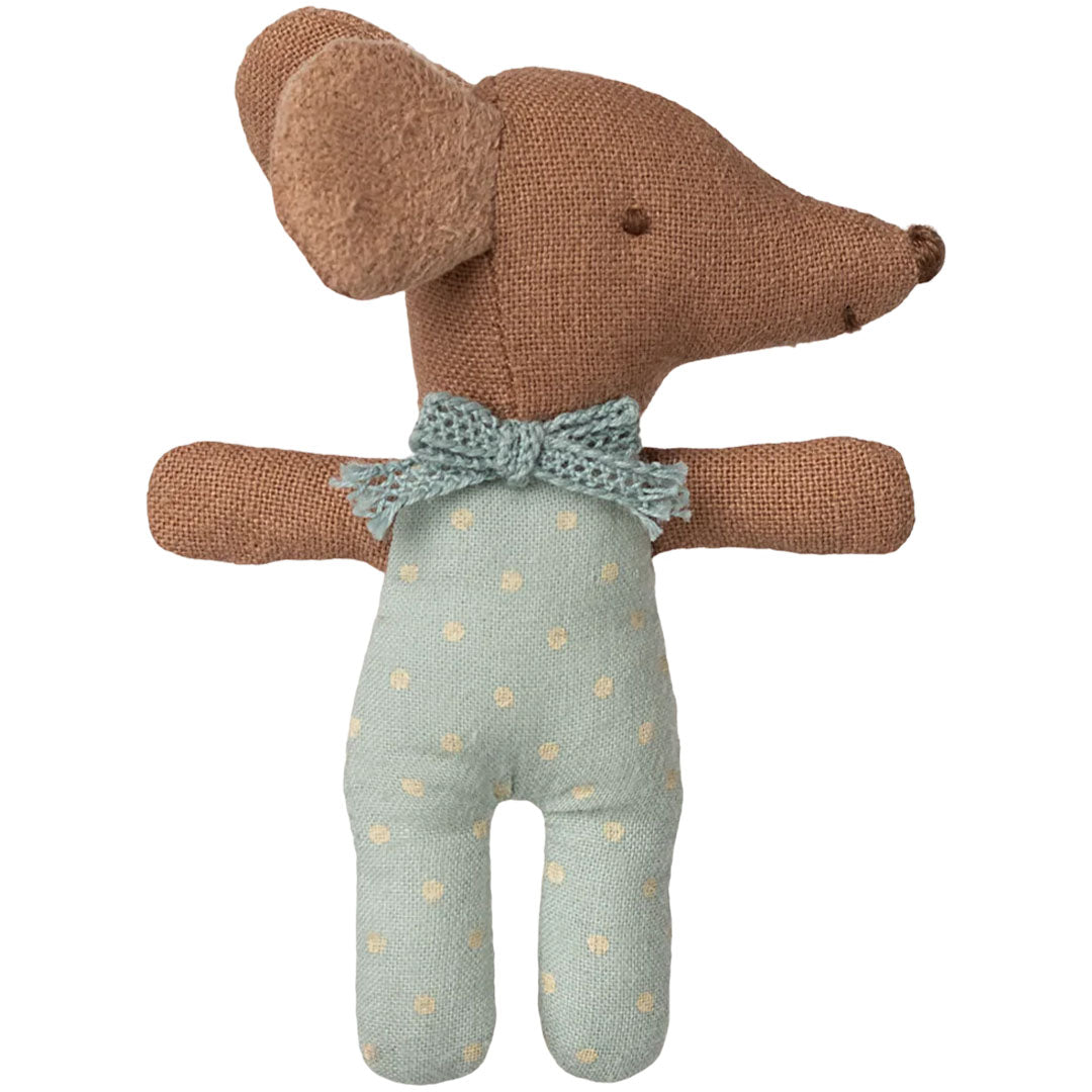 Maileg babymuis knuffel van voren, gekleed in een lichtblauwe romper met gele stippen en een strikje.