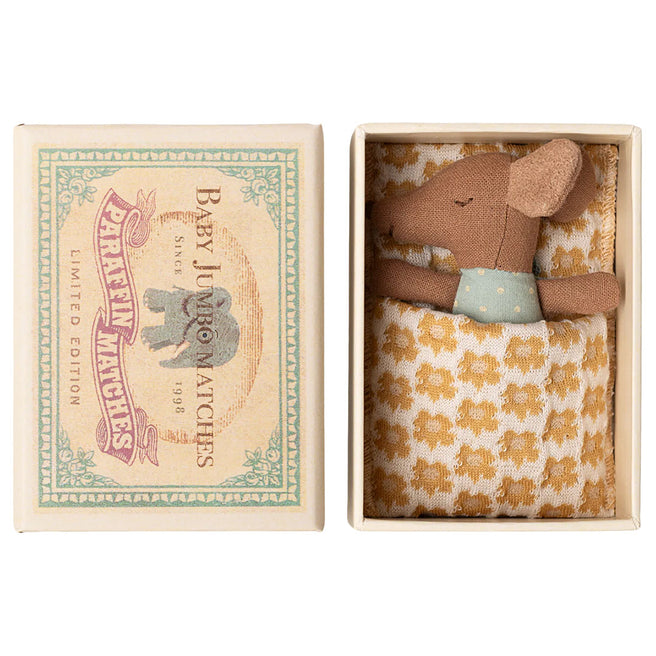 Maileg babymuis knuffel in een open luciferdoosje met de muis slapend onder een deken.