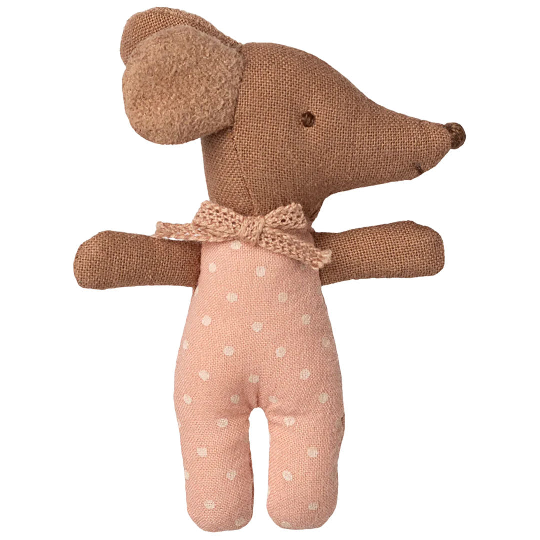 Maileg knuffelmuis babymuis met roze gestippeld pakje en strikje, vooraanzicht.