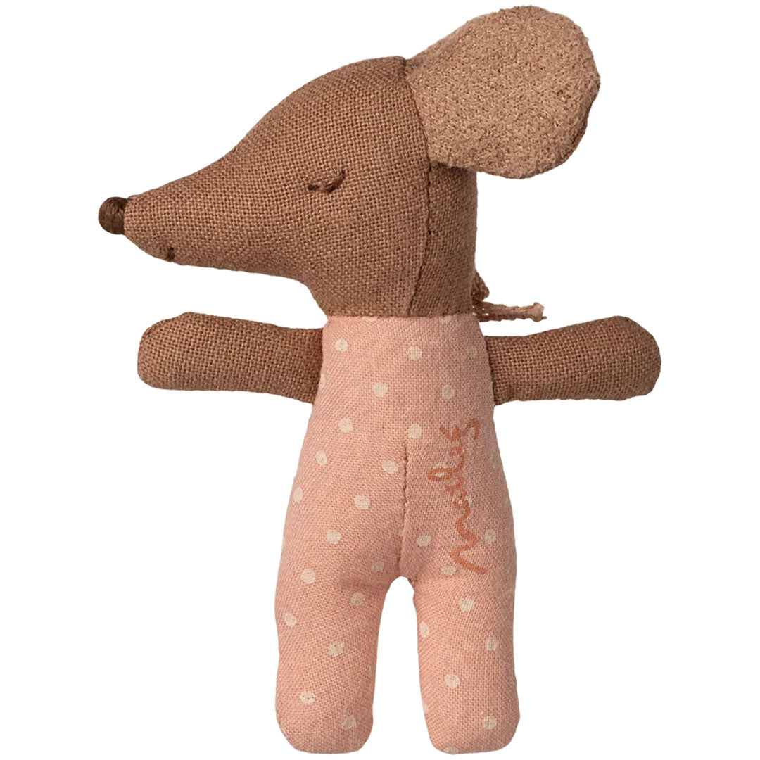 Maileg knuffelmuis babymuis met roze gestippeld pakje en de naam 'Maileg' op de rug, achteraanzicht.