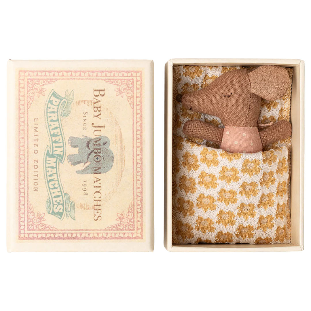 Maileg knuffelmuis babymuis in een open luciferdoosje met deken, naast een gesloten luciferdoosje.