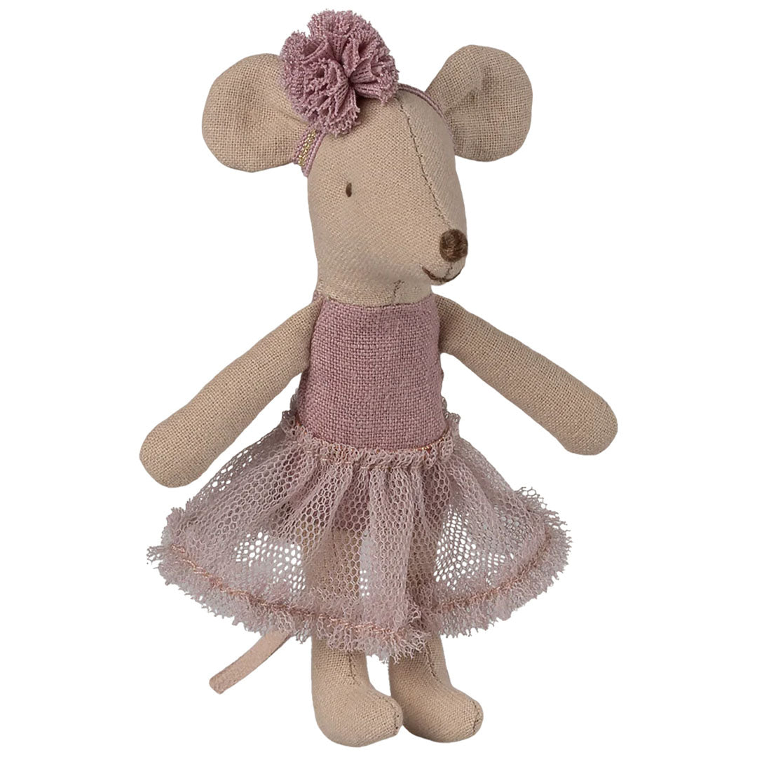 Maileg pluchen ballerina muisje met roze jurk en hoofdband.