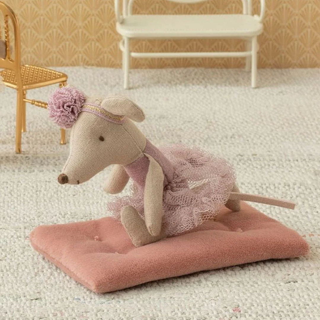 Maileg pluchen ballerina muisje zittend op een roze mat in een miniatuurkamer.