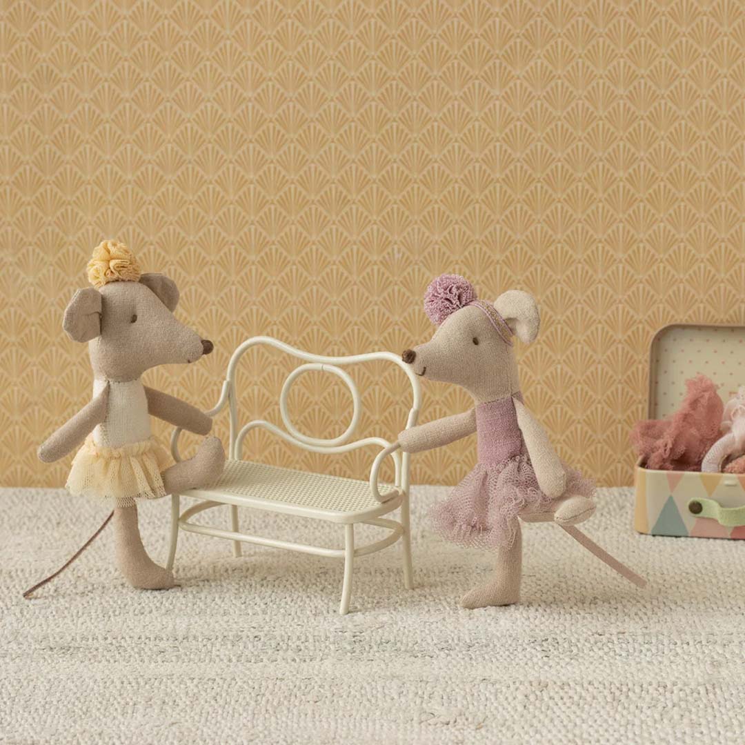 Twee Maileg pluchen ballerina muisjes, één in roze en één in crème, bij een wit miniatuurbankje.