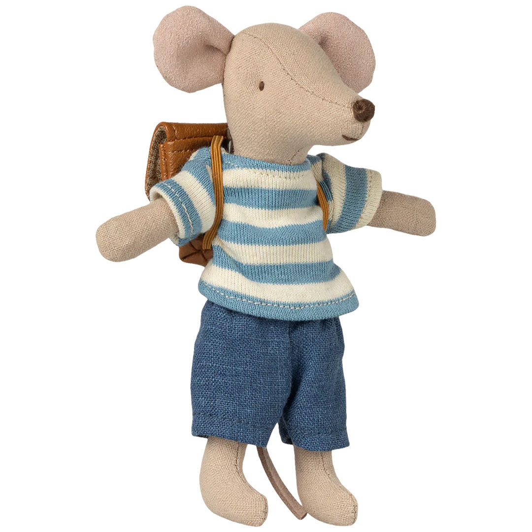 Maileg knuffelmuis met gestreept shirt, blauwe korte broek en bruine rugzak.