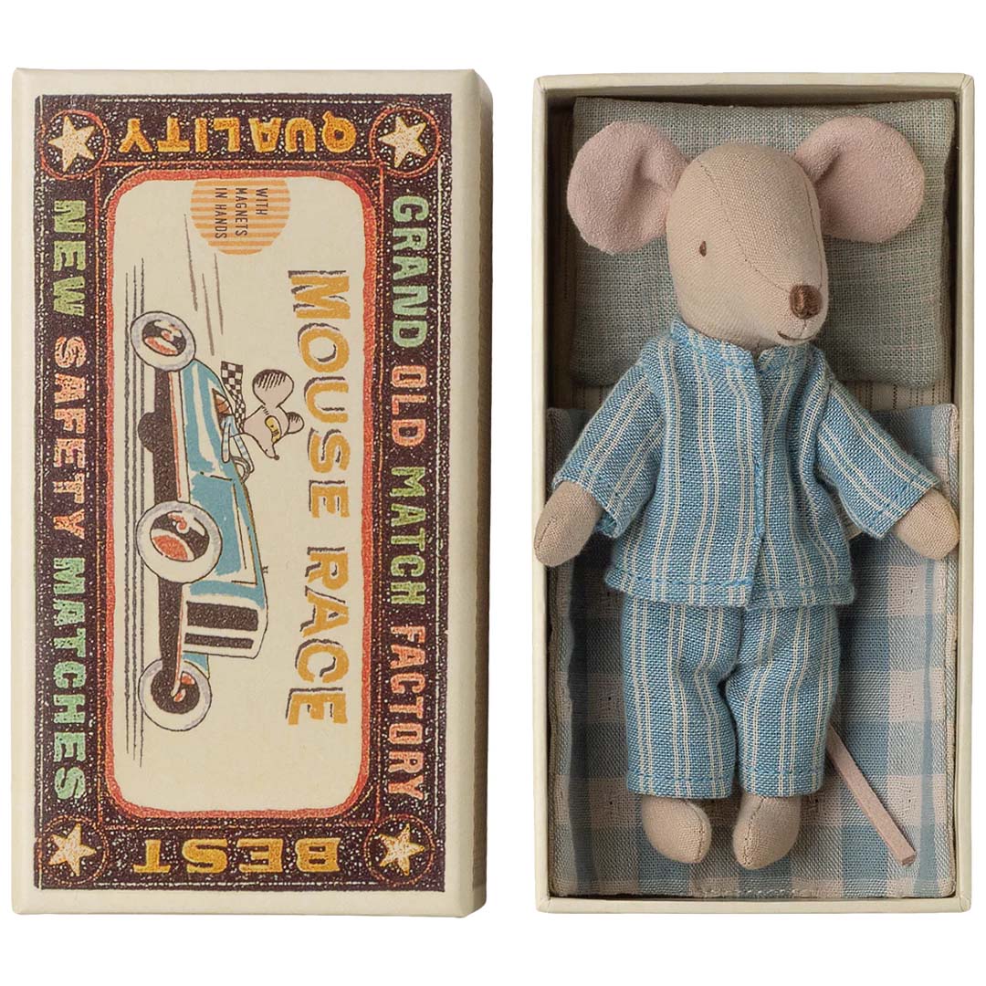 Maileg pluchen muis in gestreepte pyjama, liggend in een open luciferdoos naast een gesloten luciferdoos met 'Mouse Race' opdruk.