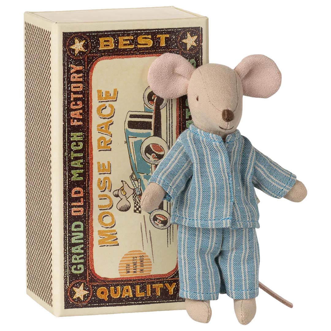 Maileg pluchen muis in gestreepte pyjama, staand naast een luciferdoos met 'Mouse Race' opdruk.