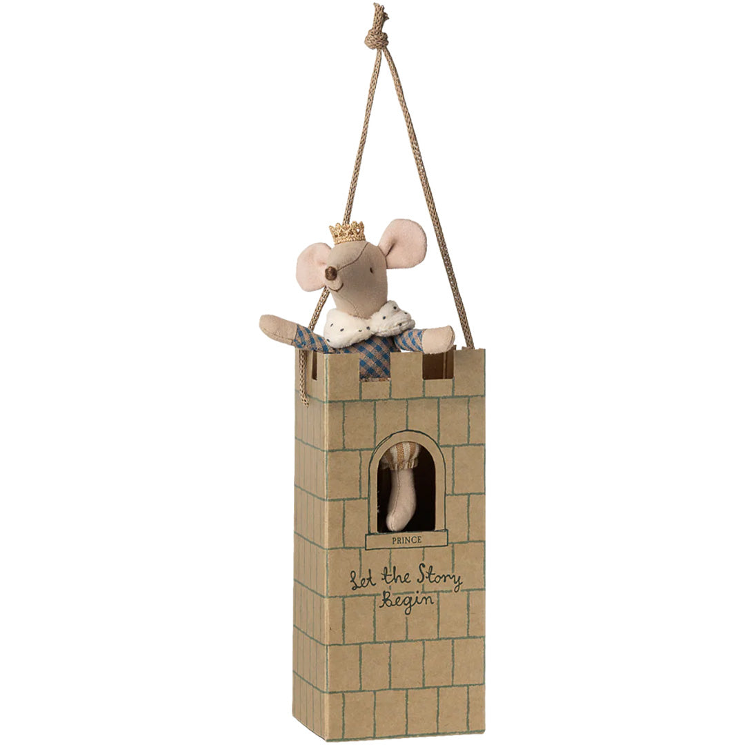 Maileg knuffelmuis grote broer prins in een kartonnen kasteeltoren verpakking.