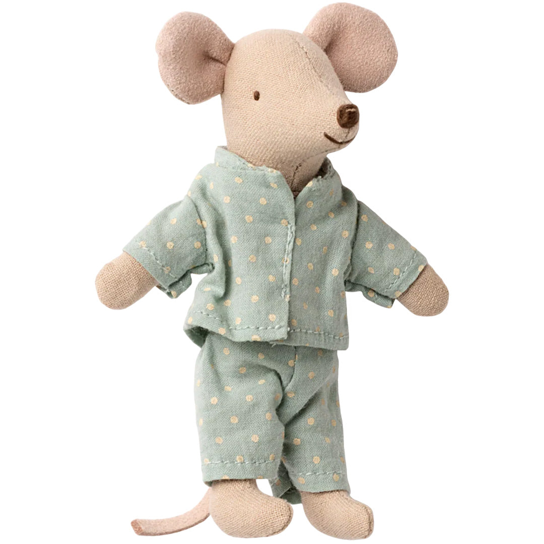 Maileg knuffelmuis kleine broer staand in een blauwe pyjama met stippen.