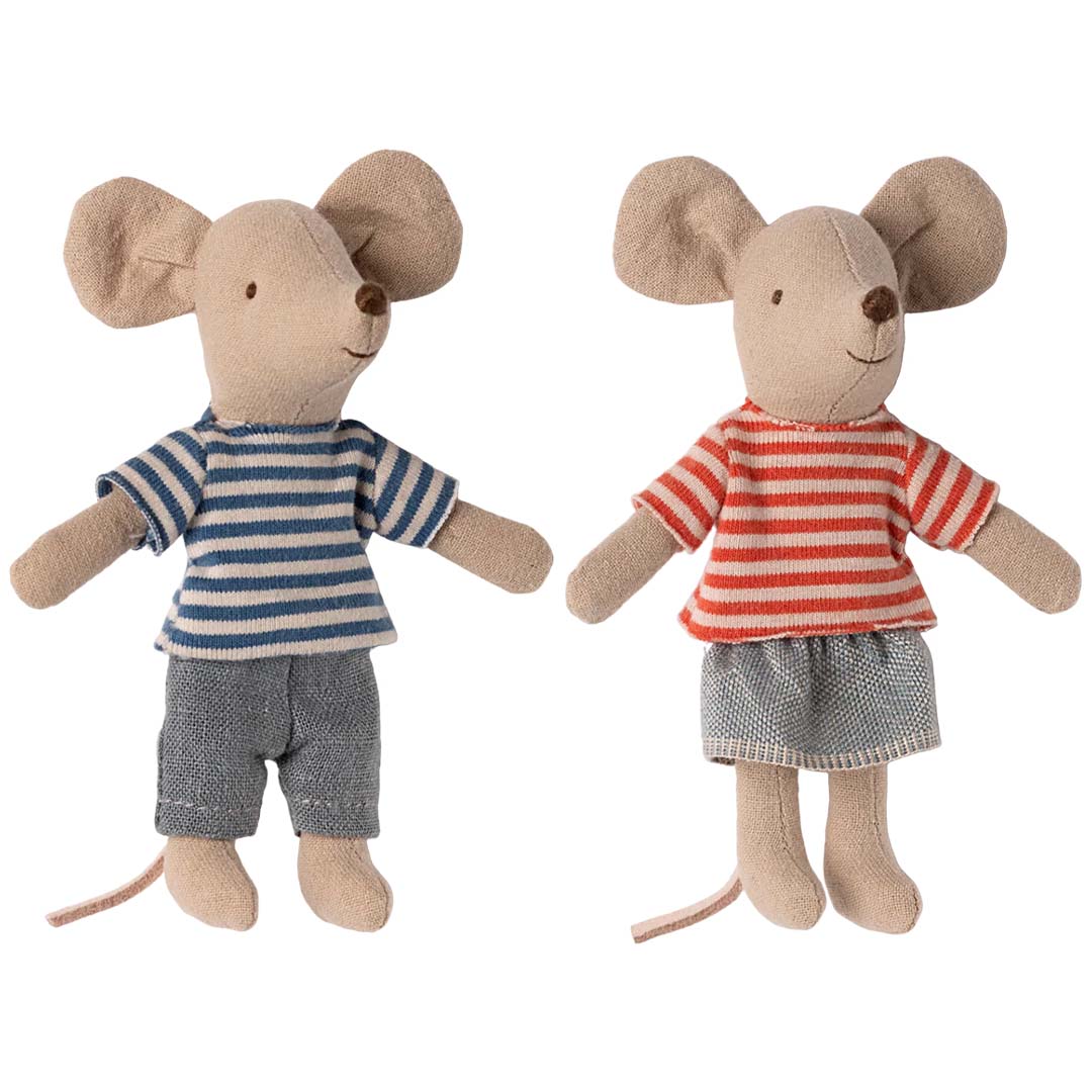 Maileg knuffelmuizen van een broer en zus, de jongen met blauw gestreept shirt en het meisje met rood gestreept shirt.