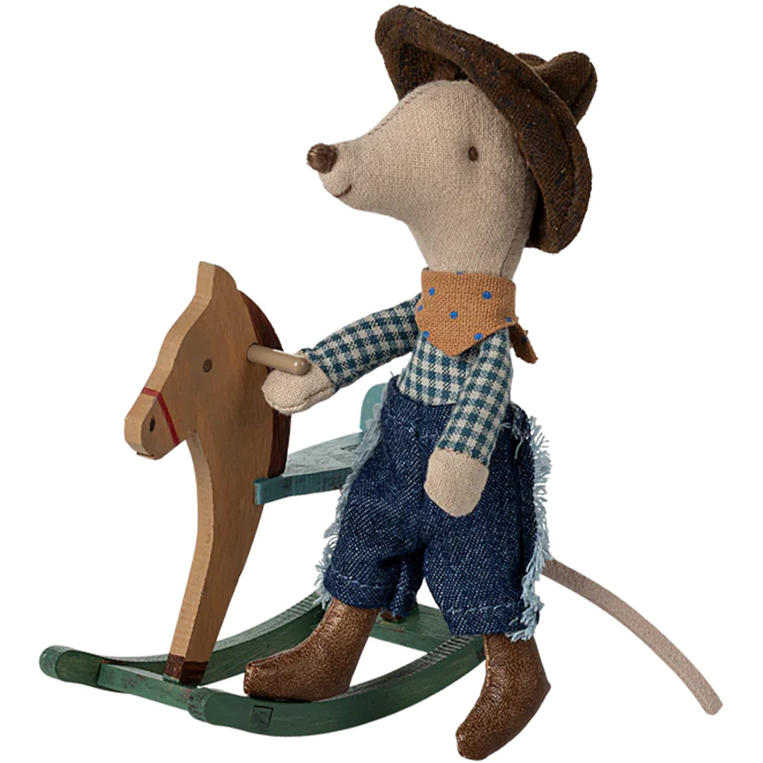 Maileg pluchen knuffelmuis als cowboy op een houten hobbelpaard, van de zijkant gezien.