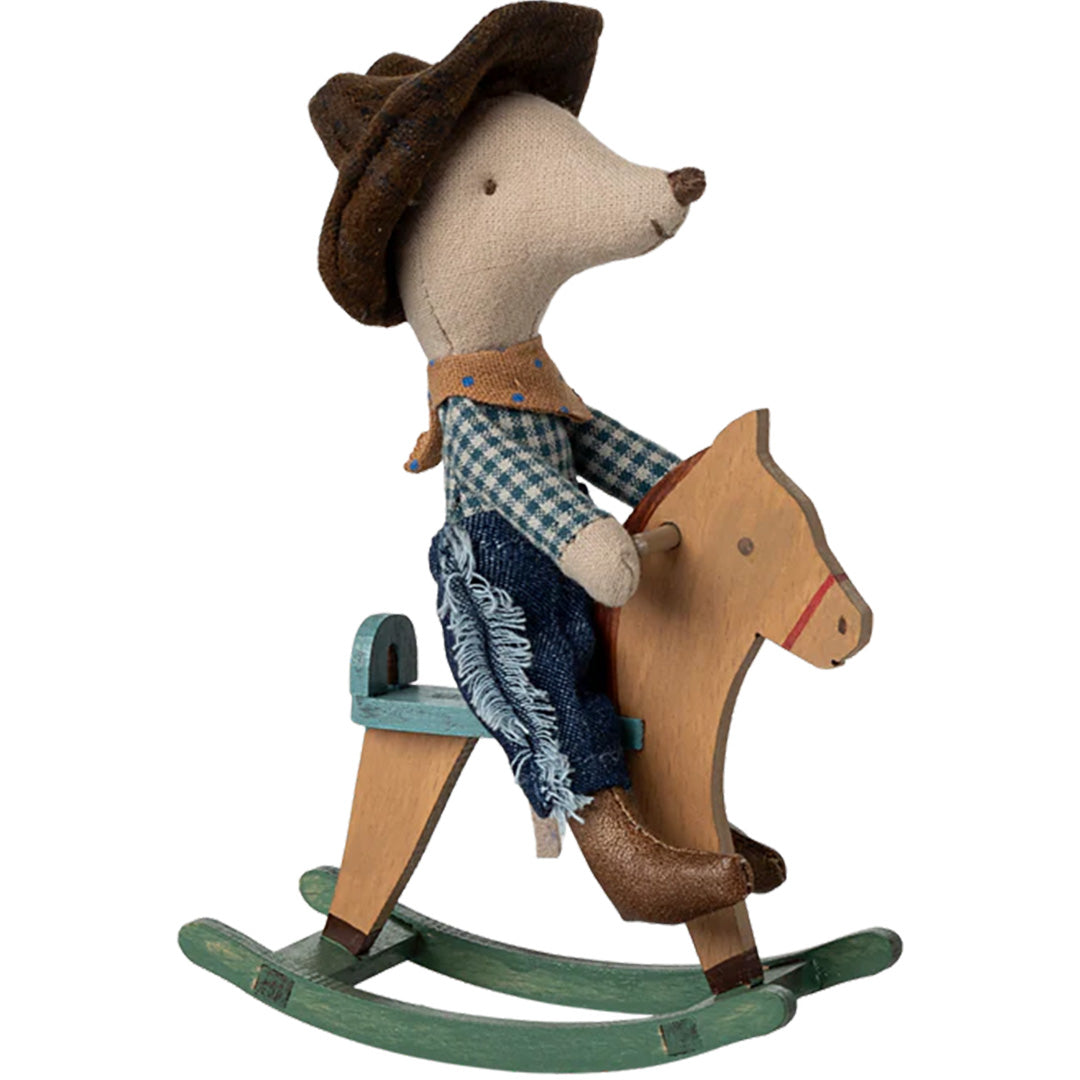 Maileg pluchen knuffelmuis als cowboy op een houten hobbelpaard.