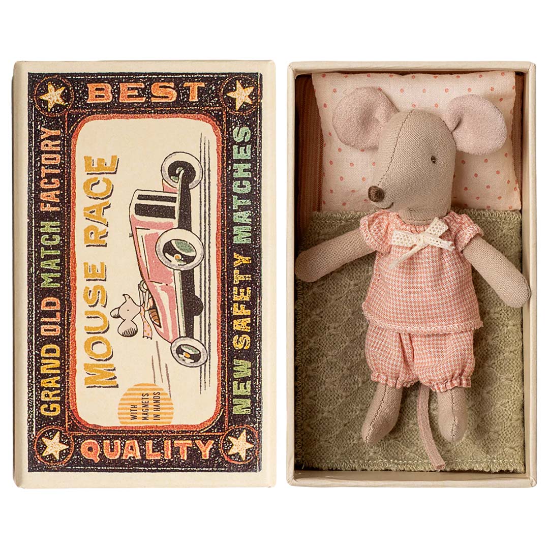 Maileg knuffelmuis in roze pyjama liggend in een open luciferdoosje met beddengoed.
