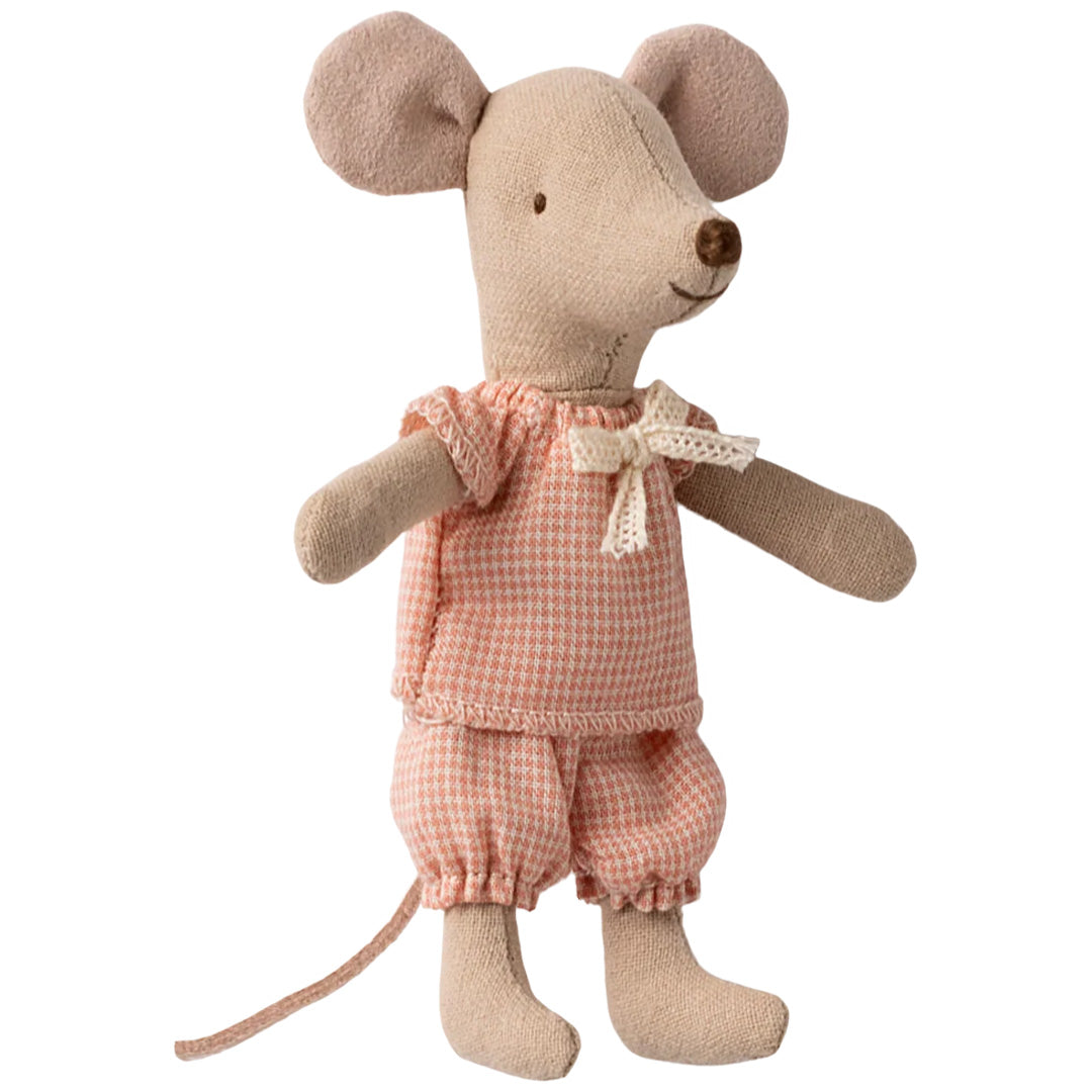 Maileg knuffelmuis staand in een roze geruite pyjama met een strik.